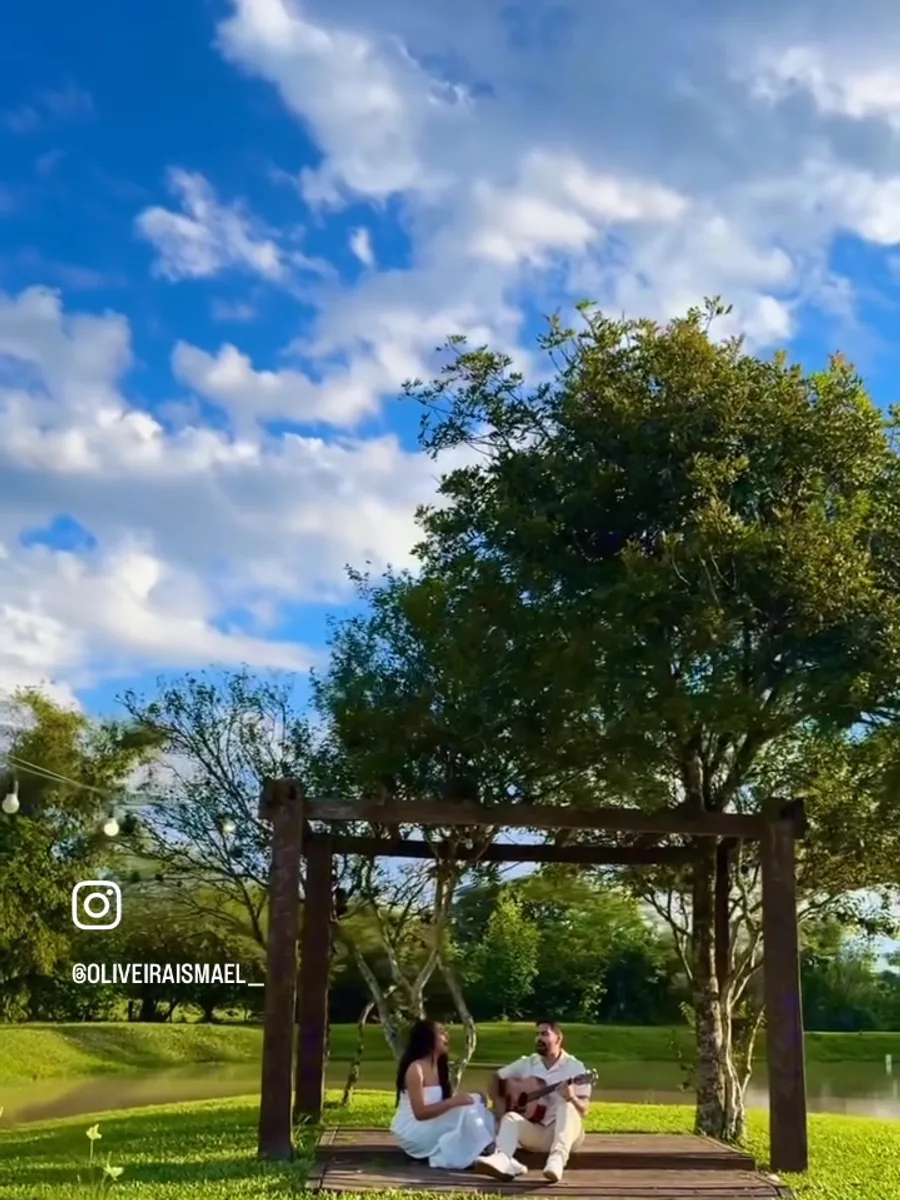 Casal de músicos em cenário natural
