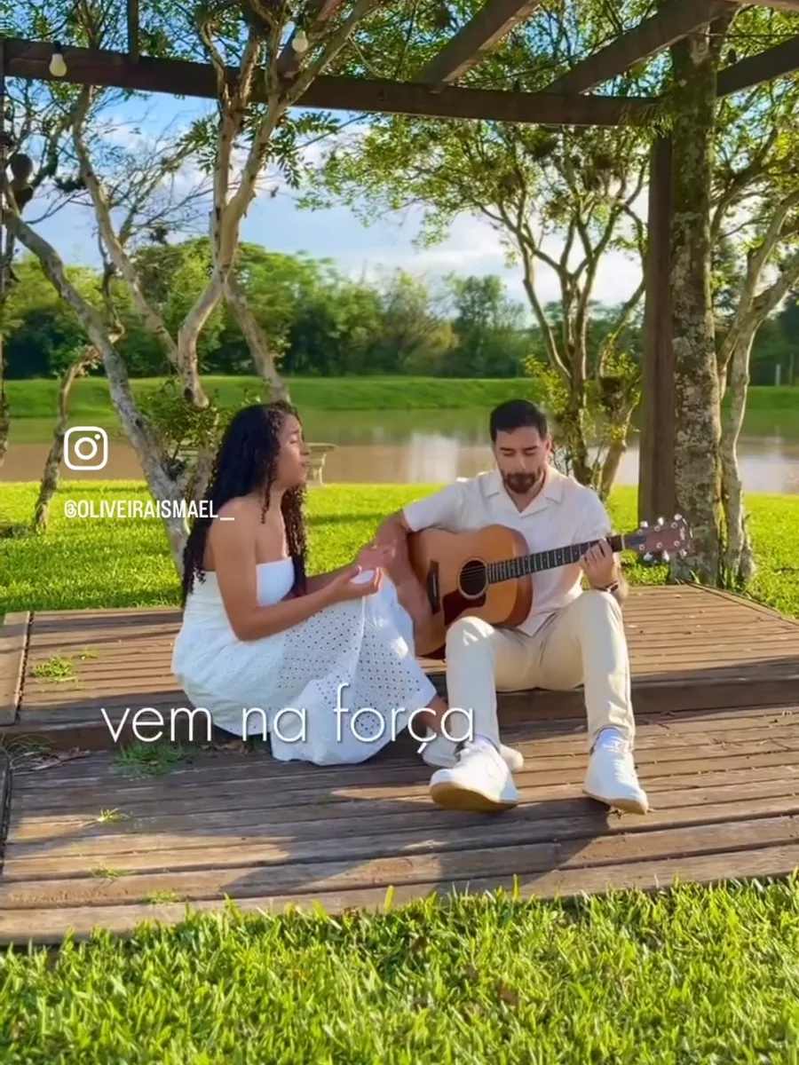 Cantora e violonista apresentando-se juntos