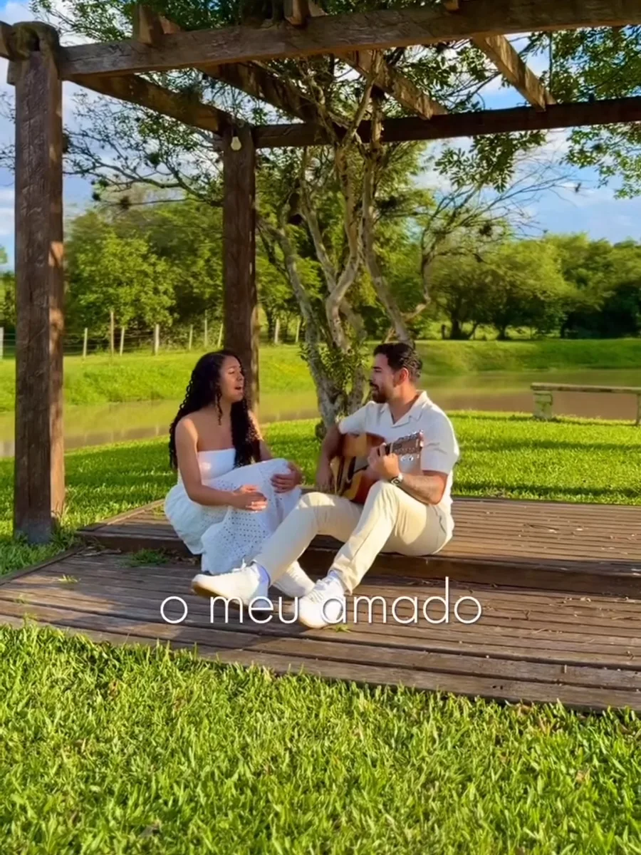Duo cantando e tocando violão